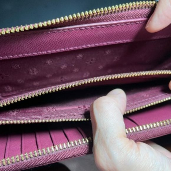 Authentic Tory Burch Emerson Full Size Zippy Wallet with Wristlet - Picture 7 of 9